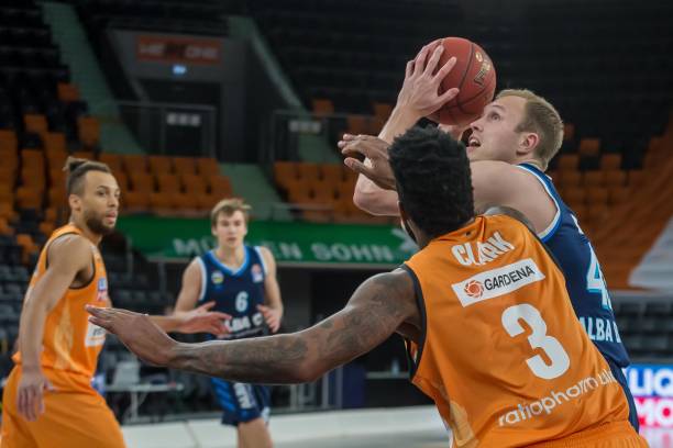 他不仅在一 他不仅在一