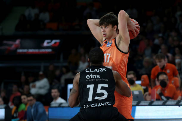 指在强强对 指在强强对