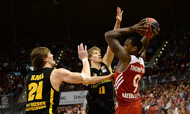 至少两名泳 至少两名泳